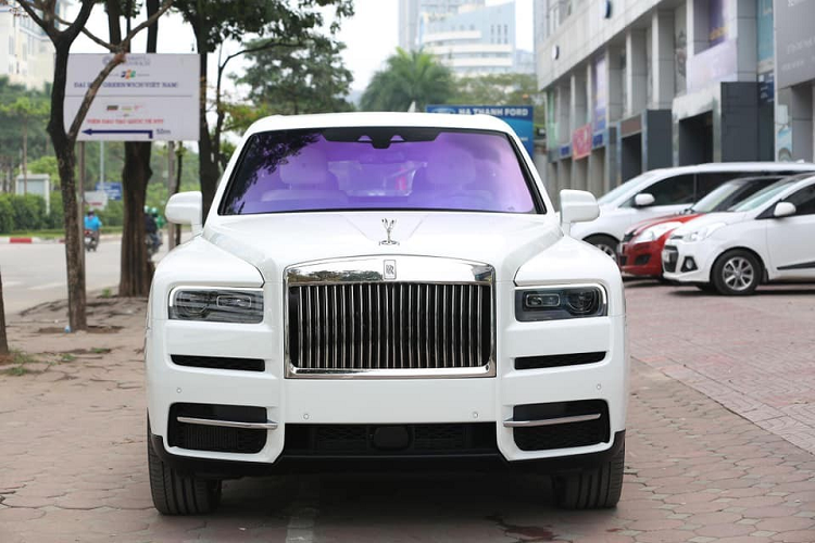 Bất chấp Covid-19 đang hoành hành, một chiếc SUV siêu sang  Rolls-Royce Cullinan mới toanh vẫn xuất hiện trên vỉa hè Hà Nội.