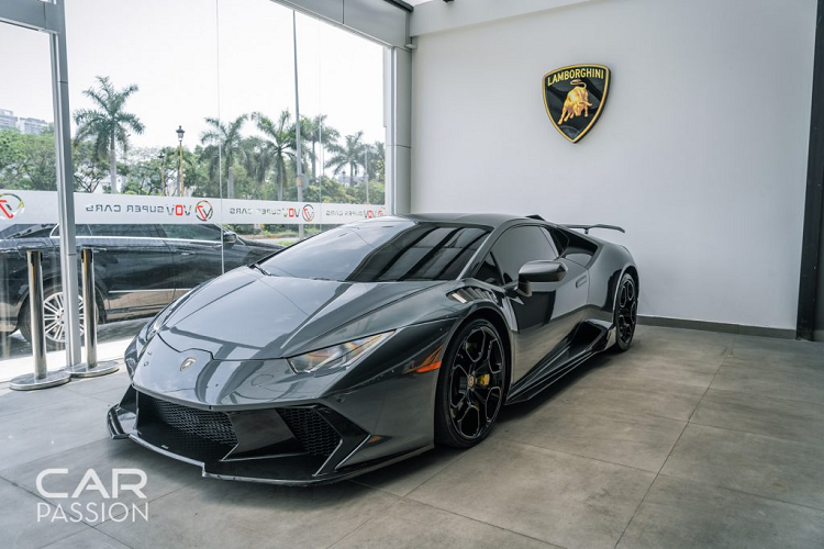 Chiếc  siêu xe Lamborghini Huracan này là một trong ba chiếc tại Việt Nam sở hữu gói độ đến từ Vorsteiner và đây là chiếc duy nhất được độ với gói nâng cấp toàn diện Novara Edizione. Khác với bản độ nhẹ Verona Edizione, Novara Edizione cung cấp cho chiếc Huracan với nhiều chi tiết mới, hầm hố và góc cạnh hơn so với việc chỉ nâng cấp một số chi tiết nhỏ.