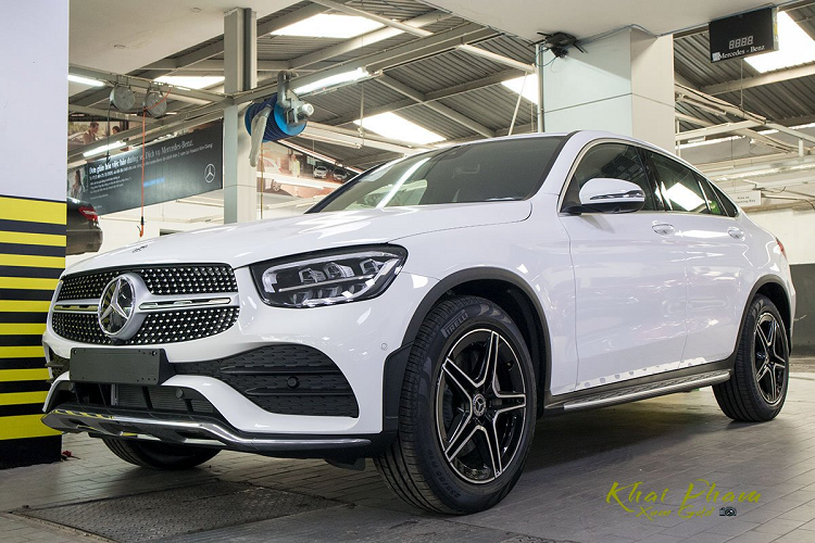  Mercedes-Benz GLC 300 Coupe 2020 là phiên bản thể thao của dòng GLC-Class mới được giới thiệu tại thị trường ôtô Việt Nam. Khác với những bản của dòng SUV được lắp ráp trong nước, Mercedes-Benz GLC 300 Coupe lại là xe nhập khẩu nguyên chiếc vì đây không phải phiên bản chủ lực nên thương hiệu xe sang Đức đã không lắp ráp.