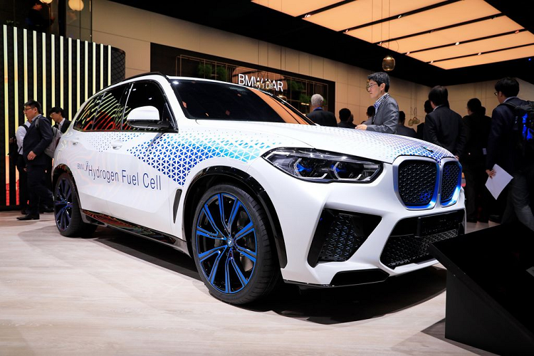 Từng được “nhá hàng” với chiếc i Next Hydrogen Concept tại Triễn lãm ôtô Frankfurt 2019, chiếc xe được giới thiệu với mức công suất cực đại 369 mã lực. Đặc biệt, quá trình nạp  hydro cho BMW X5 sẽ chỉ mất từ 3 đến 4 phút trong khi lượng khí thải của mẫu xe này sẽ chỉ là hơi nước.