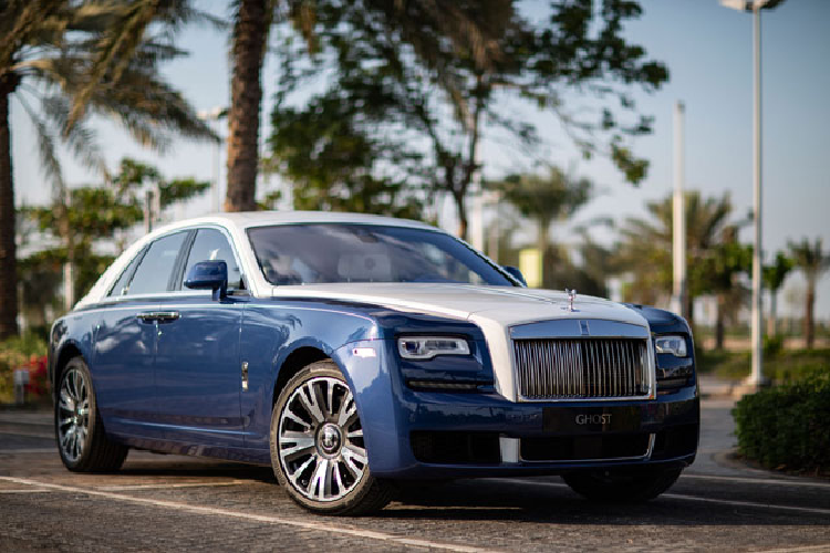 Mỗi chiếc  xe siêu sang Rolls-Royce Ghost xuất xưởng mang trên mình những nét đặc biệt riêng, thậm chí là những tác phẩm với cảm hứng nghệ thuật không giới hạn. Chiếc xe có thể mang trên mình nét đẹp văn hoá nghệ thuật châu Phi, hay lấy cảm hứng từ loài hoa hồng, thậm chí là bắt nguồn từ các hoạ tiết trống đồng. Tất cả đều có thể được thực hiện với sự sáng tạo, tài hoa của đội ngũ thiết kế và thi công của Rolls-Royce.