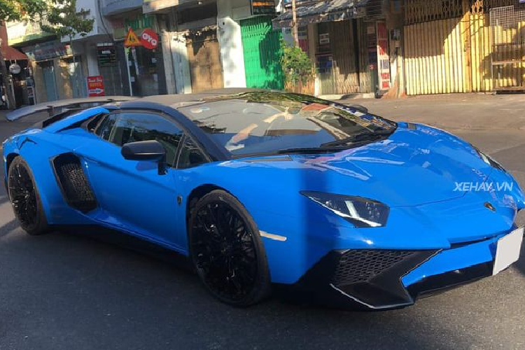 Thực chất, trên thế giới, để bắt gặp một chiếc  siêu xe Lamborghini Aventador SV Roadster chạy trên đường phố là điều rất khó bởi mẫu xe này chỉ được nhà sản xuất tạo ra với số lượng giới hạn 500 chiếc trên toàn cầu. Tuy nhiên, Việt Nam, một đất nước vốn nhỏ bé nhưng lại sở hữu tới 2 chiếc Aventador SV Roadster. Đây là một điều vô cùng đặc biệt mà không ít quốc gia phải ganh tị.