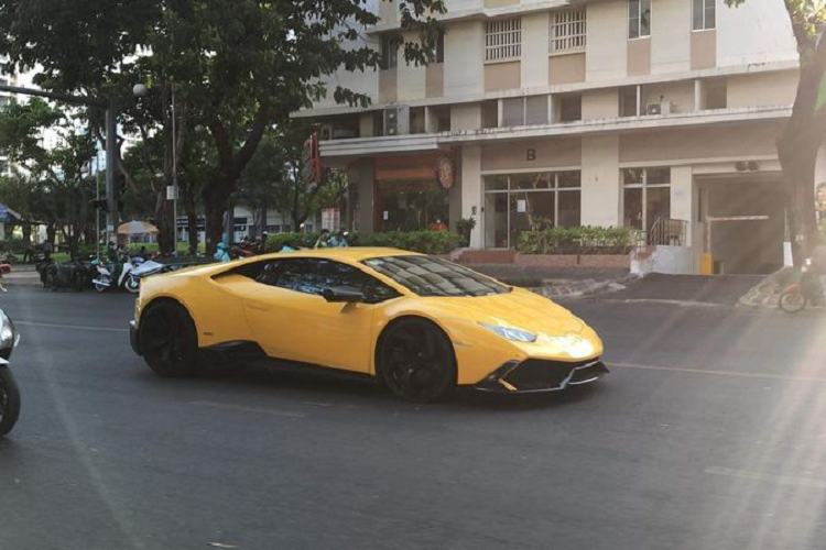 Về nguồn gốc,  siêu xe Lamborghini Huracan trong bài viết về nước hồi tháng 5/2018, đây có thể cũng là chiếc Huracan từng trải qua nhiều đời chủ nhân nhất tại Việt Nam. Trước khi về garage của một đại gia ở TP HCM, siêu phẩm này đã từng trải qua 6 đời chủ.