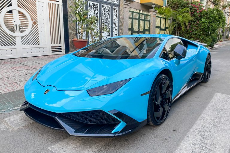 Gam màu mới được lựa chọn để tân trang cho mẫu  siêu xe Lamborghini Huracan này là màu xanh dương (baby blue) cá tính thay cho lớp sơn vàng Giallo Midas nguyên bản. Trong quá khứ, chiếc Ferrari 458 Italia độ Liberty Walk độc nhất Việt Nam từng được chủ nhân khoác lên mình bộ áo xanh baby blue tương tự.