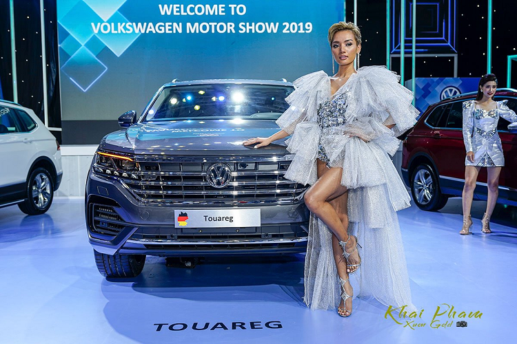 Tháng 10/2019,  Volkswagen Touareg thế hệ mới chính thức được giới thiệu lần đầu tại Triển lãm ôtô Việt Nam với diện mạo hấp dẫn. Nhưng trớ trêu thay, ngay lần đầu trình diện công chúng Việt, Volkswagen Touareg 2020 đã vướng phải bê bối "đường lưỡi bò" 9 đoạn trên bản đồ định vị của xe. Đây là đường lưỡi bò do Trung Quốc đơn phương tạo ra và đến nay vẫn chưa được quốc tế công nhận.