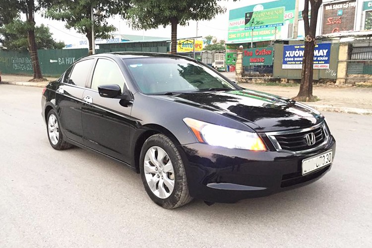 Mẫu  xe sedan Honda Accord thuộc phân khúc hạng D cạnh tranh trực tiếp với đối thủ Toyota Camry. Ở thời điểm 2008, Honda Accord còn có một đối thủ khác là Hyundai Sonata. Sau 12 năm sử dụng, chủ nhân chiếc Honda Accord đời 2008 rao bán với giá khoảng hơn 400 triệu đồng.