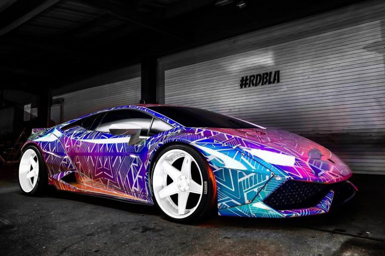 Xuất hiện trong bài viết là chiếc  Lamborghini Huracan LP610-4 độ Liberty Walk của nam ca sĩ nổi tiếng. Nếu bạn cho rằng một chiếc Huracan được nâng cấp với gói độ widebody đến từ Liberty Walk đã là quá đủ thì Chris Brown lại không nghĩ vậy, để tạo dấu ấn riêng, toàn bộ ngoại thất của chiếc Huracan này được khoác lên một lớp decal phản quang đặc biệt và có khả năng đổi màu.