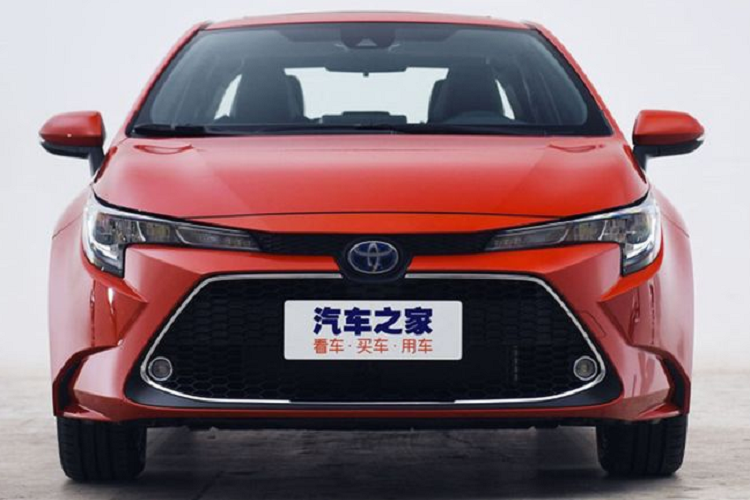 Những hình ảnh từ chuyên trang Autohome của Trung Quốc cho thấy,  Toyota Corolla 2021 mới phiên bản Facelift sẽ sở hữu ngoại hình mới mẻ với các thay đổi ở phần đầu và đuôi xe. Ở phần đầu xe vẫn là cụm đèn pha sắc nét tương tự như các mẫu Corolla hiện đang được bán tại các thị trường nước ngoài.