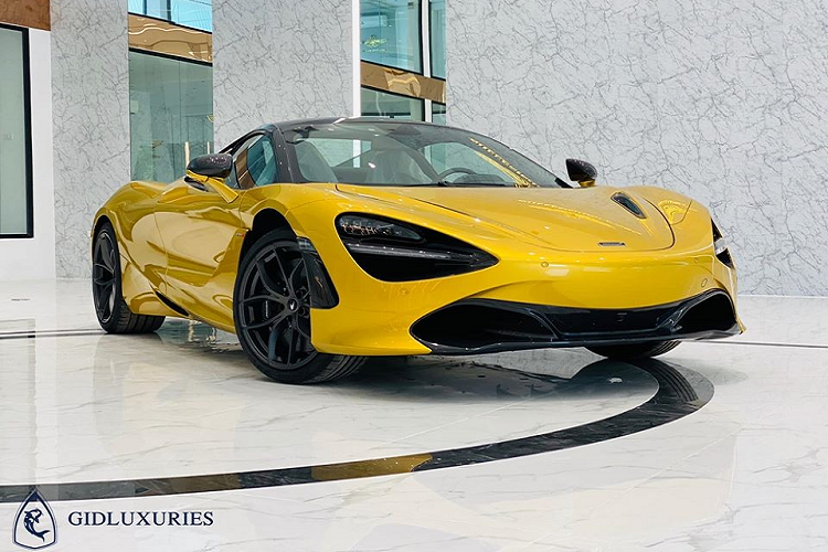 Chiếc  siêu xe McLaren 720S Spider gần đây nhất cập cảng về Việt Nam là một siêu xe mui trần mang màu sơn vàng Aztec Gold Elite rất độc đáo và nổi bật. Đây cũng chính là chiếc McLaren 720S Spider thứ 4 có mặt tại dải đất hình chữ S.