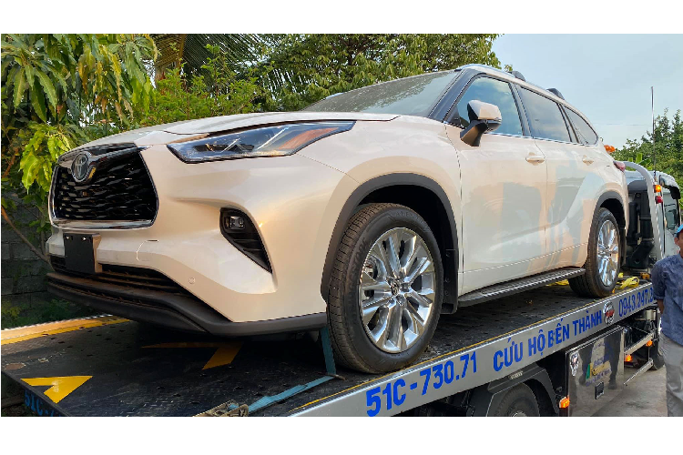 Hình ảnh chiếc  Toyota Highlander 2020 mới thế hệ thứ tư được đưa về nước được nhập khẩu trực tiếp từ Mỹ một đại lý tư nhân ở TP HCM. Chiếc Highlander 2020 được đưa về thuộc phiên bản Limited cao cấp có giá bán khởi điểm từ 42.000 – 47.000 USD tại Mỹ (khoảng 980 – 1,096 tỷ đồng), xe thuộc cấu hình động cơ V6 3.5L chứ không phải là động cơ I4 2.7L tiêu chuẩn.