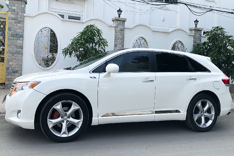  Tại thời điểm mới ra mắt,  Toyota Venza nhập khẩu được khá nhiều khách Việt khá giả tìm đến vì nó “gầm cao máy thoáng” mới mẽ hơn lựa chọn chơi Camry nhập Mỹ. Trải qua 10 năm, ngoại thất chiếc Venza này vẫn còn “cứng” và không hề lỗi thời. Đây là một ưu điểm trong thiết kế của xe Toyota, Lexus hay xe Nhật nói chung, vốn rất bền dáng theo thời gian.  