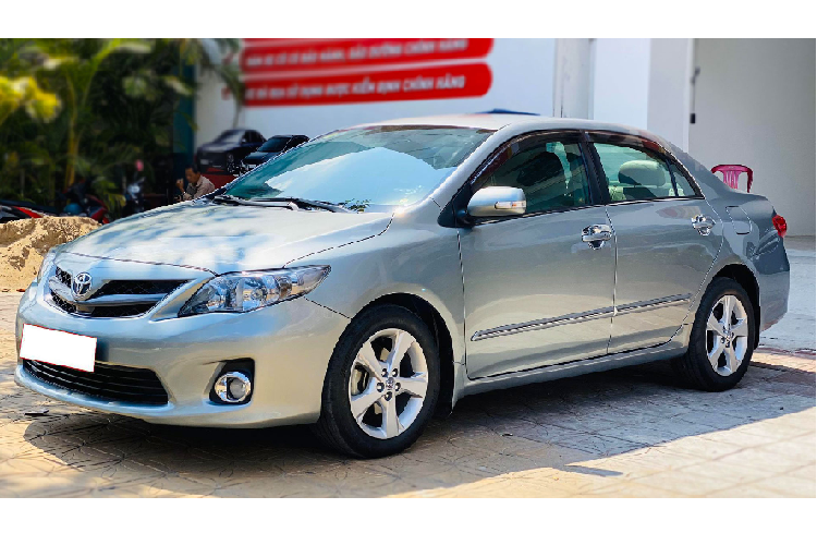 Ra mắt tại Việt Nam từ năm 2008, mẫu  xe Toyota Corolla Altis thế hệ thứ 10 được xem là một thế hệ thành công của dòng xe Corolla Altis trong phân khúc sedan hạng C tại thị trường Việt. Ở thời điểm đó, Toyota Corolla Altis được đông đảo khách hàng tín nhiệm và đánh giá cao. Cùng với Honda Civic, Toyota Corolla Altis là mẫu xe được nhắc đến nhiều nhất trong phân khúc C, trước khi vị thế này bị cạnh tranh bởi mẫu xe Mazda3 lắp ráp trong nước.