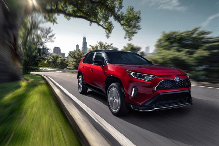 Có giá cao hơn một chút so với Mitsubishi Outlander PHEV,  Toyota RAV4 Prime SE 2021 mới sở hữu lưới tản nhiệt độc đáo, cánh lướt gió phía trước khí động học và các điểm nhấn màu đen piano tạo sự thể thao. Chiếc crossover hybrid còn có bộ mâm hợp kim 18 inch, cổng sạc phía sau và cửa cốp chỉnh điện.