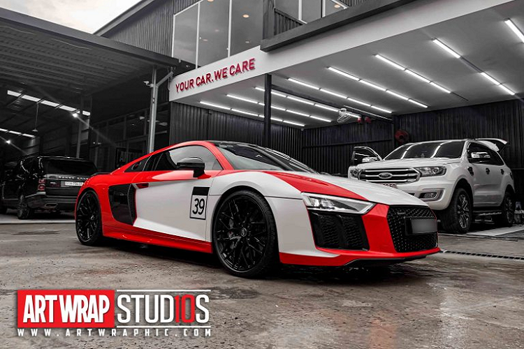 Tại Việt Nam, những chiếc  siêu xe Audi R8 V10 Plus chỉ xuất hiện với ba màu sơn ngoại thất bao gồm đỏ, đen và vàng, trong đó lớp sơn đỏ được khách hàng Việt ưa chuộng nhất khi có đến 4 xe được mang về nước. Chiếc Audi R8 V10 Plus xuất hiện trong bài viết là chiếc duy nhất về nước theo diện nhập khẩu chính hãng và khoác áo mới để phân biệt với những chiếc R8 màu đỏ còn lại.