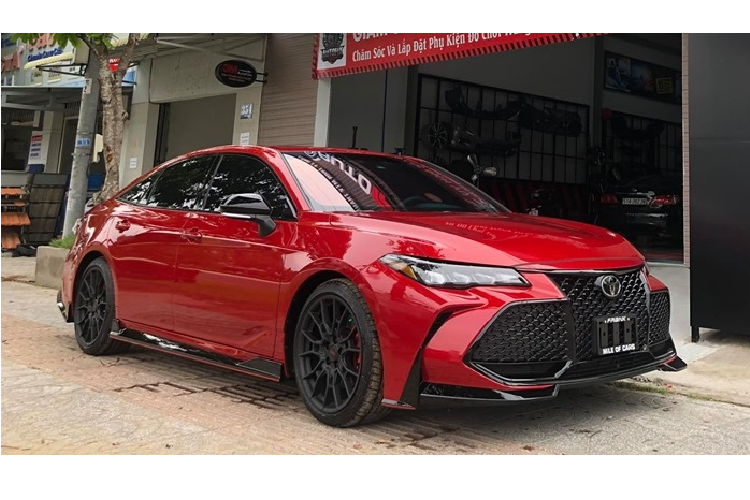  Toyota Avalon 2020 mới được phát triển trên khung gầm TNGA với kích thước dài hơn, rộng hơn và thấp hơn so với trước. Đi cùng là nhiều nâng cấp từ trong ra ngoài. Tại Mỹ, Avalon được phân phối với các phiên bản như Limited, Touring, XSE và TRD với giá từ 39.000-45.000 USD. Avalon TRD cũng là phiên bản thể thao đắt nhất dòng (43.255 USD), chỉ thua bản Limited một chút.