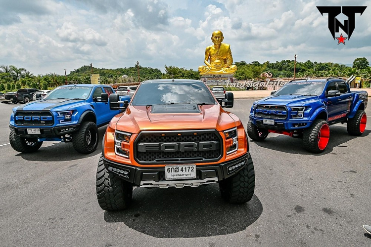  Siêu bán tải Ford F-150 Raptor là một trong những mẫu xe bán tải ấn tượng nhất trên thị trường hiện nay. Đáng tiếc là mẫu xe bán tải cỡ lớn này hiện không được bày bán tại nhiều thị trường. Tương tự Việt Nam, Thái Lan cũng nằm trong số những thị trường mà Ford F-150 Raptor không được phân phối chính hãng.