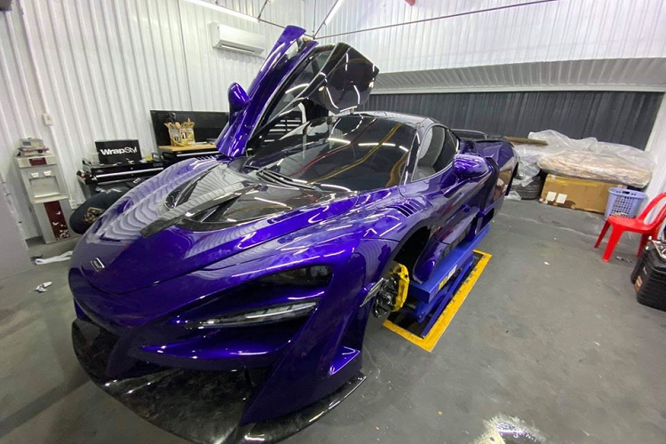 Mới đây, chủ nhân của chiếc  siêu xe McLaren 720S màu tím Latana Purple độc nhất vô nhị tại Việt Nam đã chia sẻ những hình ảnh về dự án độ xe rất tâm huyết và mất khá nhiều thời gian, công sức cũng như chi phí của mình trong vòng 3 tháng qua.