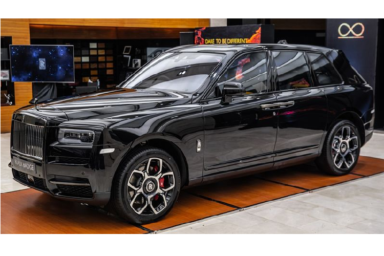 Mới đây, Rolls-Royce Motors đã chính thức vén màn phiên bản Black Badge của mẫu SUV siêu sang Cullinan tại thị trường Thái Lan.  Giá xe Rolls-Royce Cullinan Black Badge khởi điểm từ 37.8 triệu Bath ((khoảng 28 tỷ đồng). Khi so sánh với quốc gia láng giềng Việt Nam, Rolls-Royce Cullinan Black Badge tại Thái Lan rẻ hơn tới gần chục tỷ đồng. Điều này chắc hẳn sẽ khiến không ít đại gia Việt cảm thấy chạnh lòng.