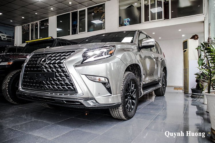 Lexus GX 460 là mẫu SUV chuyên địa hình của thương hiệu xe hơi hạng sang đến từ Nhật Bản. Mẫu xe này được định vị nằm dưới LX570 nên mức giá cũng "mềm" hơn. Ở phiên bản chính hãng,  Lexus GX 460 2020 mới được phân phối với mức giá 5,690 tỷ đồng. Tuy nhiên, ngoài lựa chọn hàng chính hãng, người dùng Việt còn tìm đến Lexus GX 460 nhập khẩu Trung Đông với giá nhỉnh hơn nhưng đáp ứng nhiều nhu cầu hơn.