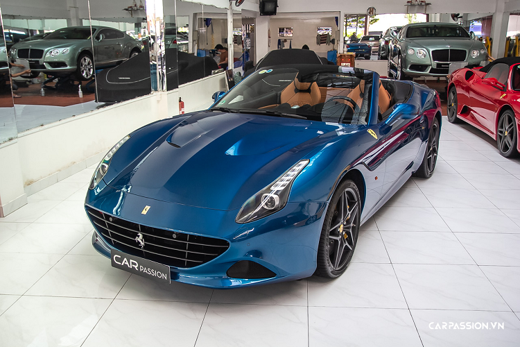 Số lượng  Ferrari California T tại Việt Nam không nhiều, chỉ có 2 chiếc đều mang trên mình màu sắc nguyên bản là màu Blu Corsa – Một trong những màu sắc “gắn liền” với dòng xe này. Khác với chiếc California T được thay đổi màu sơn thành tím nhám, chiếc xe này vẫn được giữ lại màu sắc nguyên bản. Nếu những dòng Ferrari khác như 488 hay F12 Berlinetta đem lại cảm giác thể thao thì chiếc California T này lại có phần sang trọng, thời trang nhưng cũng đồng thời không đánh mất đi yếu tố thể thao của thương hiệu xe hơi Ý.