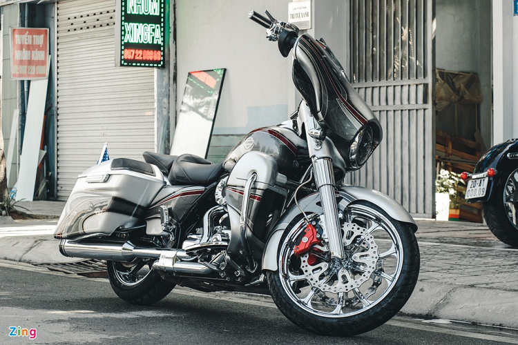  Harley-Davidson Street Glide mới là một trong những dòng xe đắt tiền nhất của hãng xe Mỹ Harley-Davidson. Nếu có sự can thiệp của bộ phận CVO (Custom Vehicle Operations), giá trị chiếc xe tăng lên rất nhiều. Và những mẫu xe gắn mác CVO thường là phiên bản đắt giá nhất trong dòng xe đó.