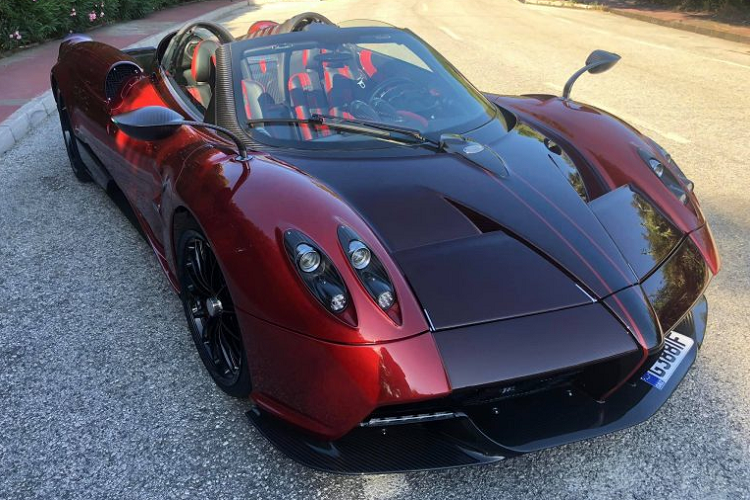 Bên cạnh hai mẫu xe đặc biệt đó, Oleg Egorov còn sở hữu một chiếc Zonda Cinque cùng chiếc  Pagani Huayra Roadster đặc biệt này, một trong những chiếc Huayra Roadster có cấu hình cao nhất trên thế giới.