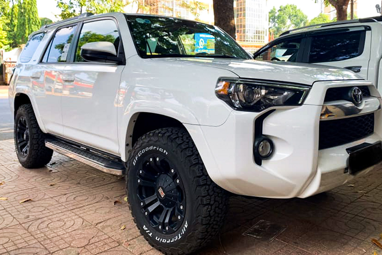 Toyota 4Runner là dòng xe SUV 7 chỗ cỡ trung được phân phối chủ yếu tại thị trường Mỹ. Tại Việt Nam,  Toyota 4Runner nhập khẩu nguyên chiếc từ Mỹ về nước thông qua các nhà nhập khẩu tư nhân với mức giá không hề rẻ. Đơn cử, một chiếc 4Runner phiên bản Limited cao cấp đời 2019 được đưa về nước đã có giá bán hơn 4 tỷ đồng.