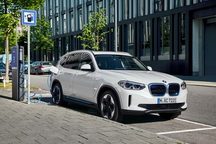 Mới đây, hãng xe sang xứ Bavaria - BMW đã cho ra mắt mẫu xe iX3 hoàn toàn mới, mẫu xe thuần điện được phát triển dựa trên người anh em X3 truyền thống. So sánh với biến thể sử dụng động cơ đốt trong,  BMW iX3 2021 mới bên cạnh việc sở hữu hệ truyền động hoàn toàn bằng điện còn mang một diện mạo tươi mới và dễ dàng thu hút tập người dùng trẻ tuổi hơn.