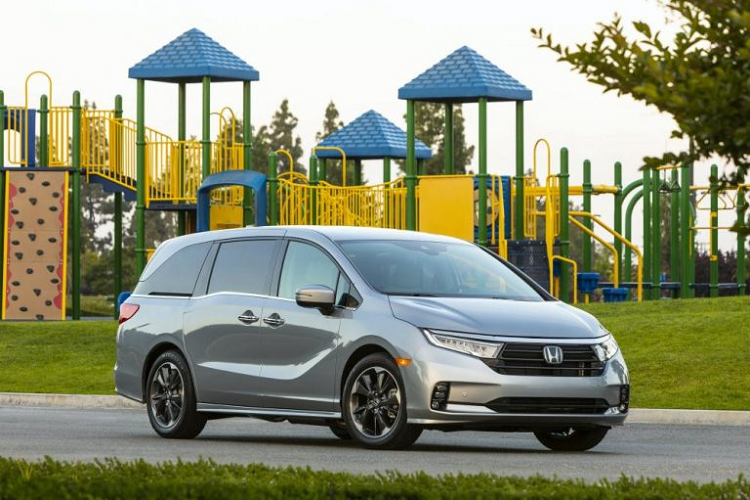  Giá xe Honda Odyssey 2021 bản nâng cấp này sẽ được bán ra từ 32.910 USD, cao hơn khoảng 1000 USD so với phiên bản tiền nhiệm với trang bị cơ bản sẵn có là hệ thống cảm biến Honda Sensing trên tất cả các phiên bản. Hệ thống này được bổ sung thêm các tính năng an toàn như Kiểm soát hành trình thích ứng với phanh khẩn cấp và phát hiện người đi bộ sang đường khi đang di chuyển ở dải tốc độ thấp.