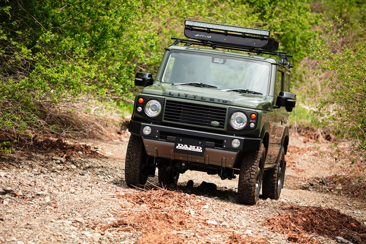 Kể từ khi ra mắt,  Suzuki Jimny thế hệ mới thường được gọi với biệt danh "tiểu G-Class" vì ngoại hình giống với dòng SUV địa hình của Mercedes-Benz. Tuy vậy, một công ty chuyên nâng cấp ôtô tại Nhật Bản mới đây vừa giới thiệu gói trang bị bodykit biến Jimny trở thành phiên bản thu nhỏ của Land Rover Defender thế hệ đầu tiên.