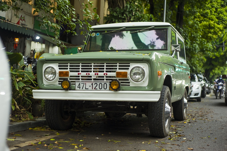 Chiếc  Ford Bronco đời cổ xuất hiện trên đường phố Hà Nội với ngoại hình vuông vắn, kết cấu hình hộp đặc trưng của thế hệ đầu (1965-1977). Mẫu xe trong bài là phiên bản Ford Bronco wagon. 