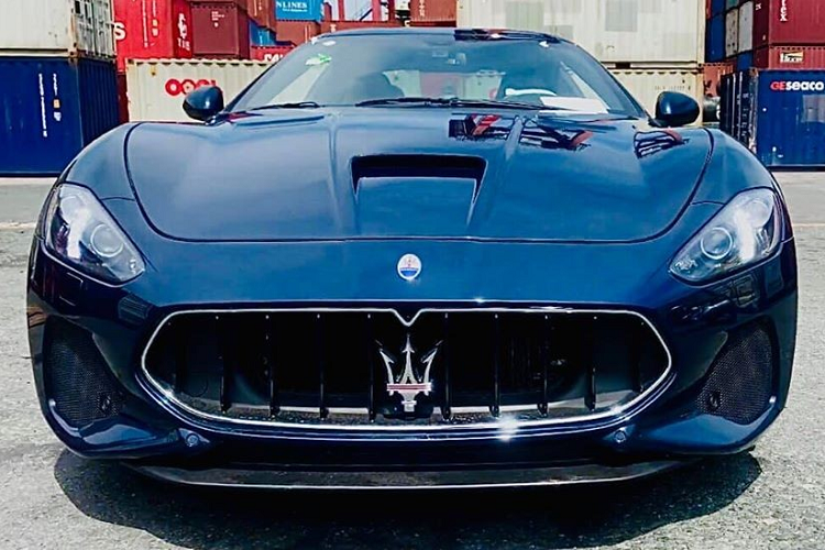 Mới đây, trên mạng xã hội lan truyền hình ảnh hai chiếc xe thể thao hạng sang hiệu suất cao  Maserati GranTurismo MC mới thuộc diện nhập khẩu chính hãng đã có mặt tại cảng VICT, quận 7, TP HCM khiến giới mê xe trong nước không khỏi quan tâm. 