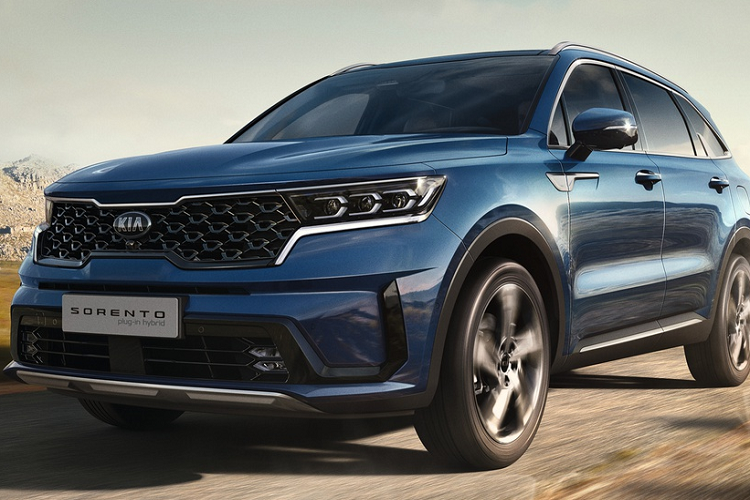  Kia Sorento PHEV mới có hệ thống truyền động gồm động cơ xăng 1.6L tăng áp, công suất 177 mã lực, kết hợp cùng một động cơ điện 90 mã lực, được cung cấp năng lượng bởi pin 13,8 kWh. Chiếc SUV 7 chỗ có tổng công suất đạt 261 mã lực và mô-men xoắn 350 Nm.