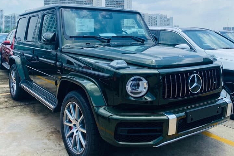 Dòng xe SUV hạng sang  Mercedes-AMG G63 2020 mới vẫn đang nhận được sự yêu thích của các khách hàng Việt, trong đó, không chỉ có các công ty nhập khẩu tư nhân bận rộn mở công G63 để bàn giao cho khách hàng mà còn có đại lý chính hãng. Gần đây nhất, sau hơn 35 chiếc SUV hạng sang Mercedes-AMG G63 về nước với 2 màu sắc quen thuộc là trắng và đen, một chiếc Mercedes-AMG G63 chính hãng có mặt tại Việt Nam với ngoại thất sơn màu độc rất lạ mắt và nổi bật.