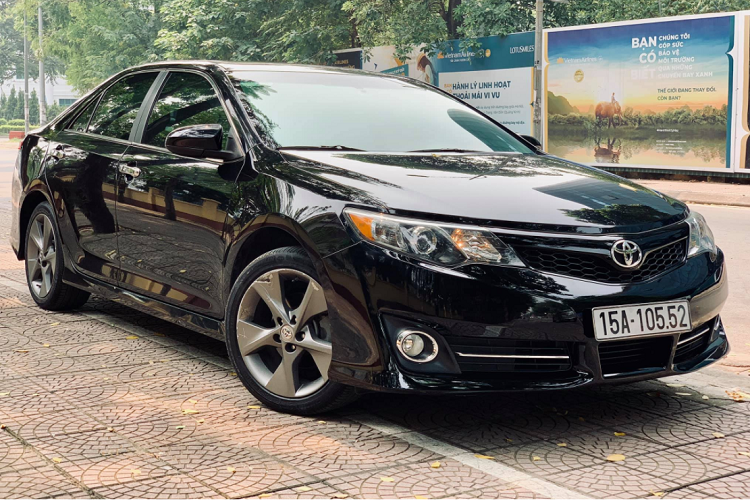 Những chiếc  Toyota Camry nhập Mỹ thường có giá bán rất cao tại thị trường Việt Nam, cụ thể với một chiếc Toyota Camry mới nhập về nước năm 2012 có giá bán gần 2 tỉ đồng. Do đó, chiếc xe này khá kén khách và chỉ bán cho những người “cuồng” xe nhập Mỹ. Tại Mỹ, Toyota cung cấp tới 7 phiên bản cho Camry lần lượt theo thứ từ từ thấp tới cao gồm: LE, SE, XSE, XLE, Hybrid LE, Hybrid SE và Hybrid XLE.