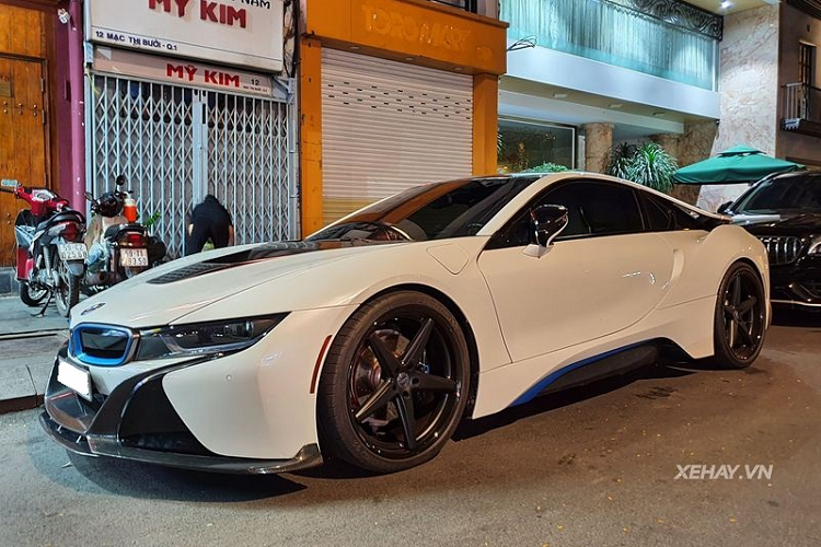 Chủ nhân của chiếc  siêu xe BMW i8 này đã nâng cấp "xế yêu" với bodykit carbon có tên Darwin PRO BZK Carbon Fiber Aero, có tổng giá trị khoảng 10.000 USD (tương đương khoảng 231 triệu đồng).     