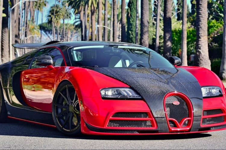  Siêu xe Bugatti Veyron đời 2008 độ Mansory đang được một đại lý tại Los Angeles rao bán với giá 1,25 triệu USD (khoảng hơn 28,8 tỷ đồng). Đây là một trong số ít những chiếc Veyron Mansory Linea Vivere và là chiếc duy nhất có màu đỏ ngoại thất.