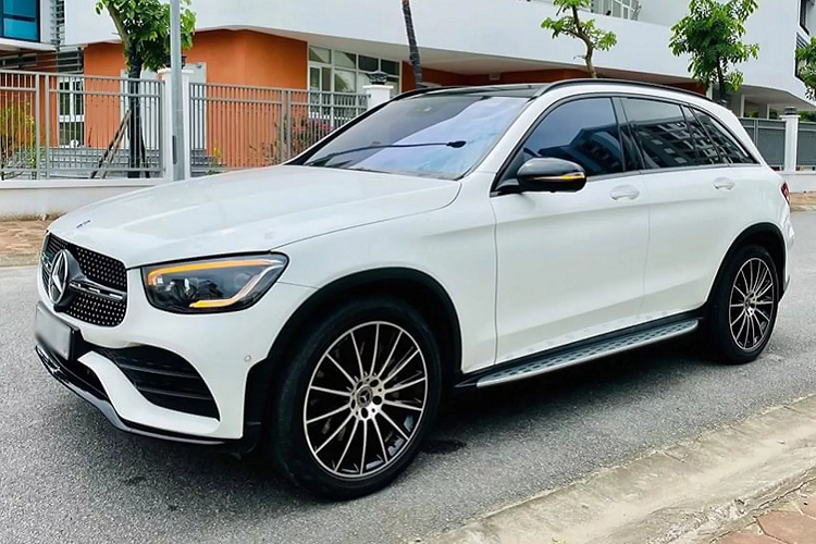 Lại có thêm một chiếc  Mercedes-Benz GLC 300 AMG 2020 nhập Đức đang được chào bán trên sàn xe cũ. Chiếc GLC 300 AMG màu trắng này đã lăn bánh được khoảng 11.000km, hiện đang được chào bán với giá 2,589 tỷ đồng, tức cao hơn khoảng 30 triệu đồng so với mức giá niêm yết ban đầu 2,559 tỷ đồng.