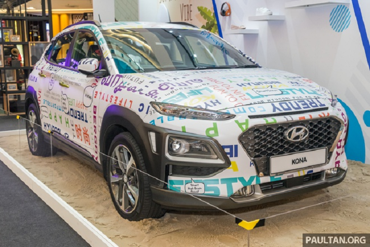 Sau một tháng mở kênh đặt hàng cho Kona, Hyundai vừa trưng bày mẫu xe này tại Malaysia. Tại Malaysia,  Hyundai Kona 2021 mới sẽ được phân phối với 3 phiên bản, đi kèm 2 tùy chọn động cơ: 2.0 Standard, 2.0 Mid và 1.6 T-GDI High.