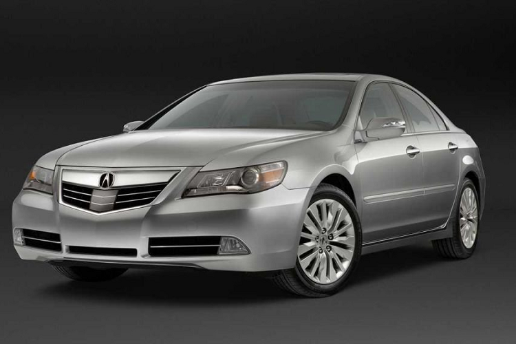  1. Acura RL 2011: Giá 9.901 - 12.756 USD  Mẫu xe  sedan hạng sang giá rẻ Acura RL không chỉ lsở hữu động cơ mạnh mẽ, khoang cabin hiện đại mà còn cung cấp cả dẫn động AWD. Với mức giá khoảng 10.000 USD, khách hàng có thể trải nghiệm cảm giác lái tuyệt vời cũng như tận hưởng các trang bị tiện ích đa dạng trên Acura RL đời 2011.