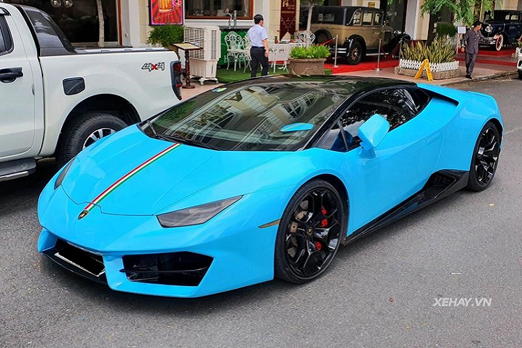 Ban đầu  siêu xe Lamborghini Huracan LP580-2 này có màu sơn đỏ rực rỡ nhưng hiện nay xe đã được bọc lớp decal màu xanh da trời Blue Lemans lạ mắt, kết hợp với dải cờ Ý nổi bật chạy dọc ở phần đầu xe.