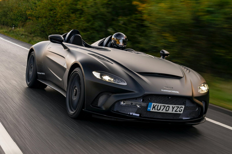 Chiếc  Aston Martin V12 Speedster mới xuất hiện trên đường thử nước Anh với màu sơn đen mờ huyền bí. Đây vẫn chỉ là phiên bản nguyên mẫu tiền sản xuất của chiếc siêu xe. Tuy nhiên, ở lần xuất hiện này V12 Speedster đã có một số thay đổi nhỏ so với những hình ảnh công bố đầu tiên.