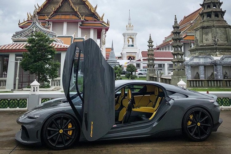 Sau gần 5 ngày có mặt tại Thái Lan, chiếc siêu xe 4 chỗ ngồi "bằng xương bằng thịt"  Koenigsegg Gemera 2021 mới đã được vén màn với các đại gia tại xứ chùa vàng, cụ thể là ở một khách sạn 5 sao nằm giữa thủ đô Bangkok.