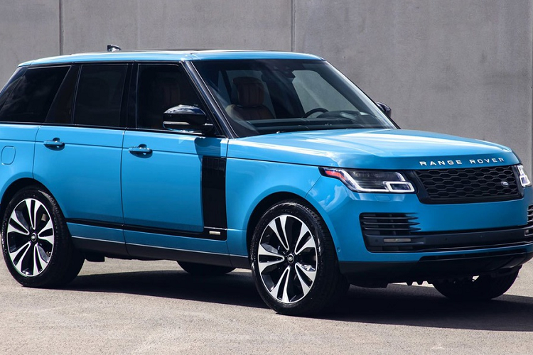 Phiên bản đặc biệt của Range Rover 2021 có tên là Range Rover Fifty, xe được sản xuất trong số lượng giới hạn ở 1.970 chiếc trên toàn thế giới, đây là năm mà mẫu Range Rover đầu tiên được chế tạo.  Range Rover Fifty 2021 mới sở hữu một loạt chi tiết độc quyền, giúp nó tách biệt rõ ràng với những chiếc Range Rover khác.