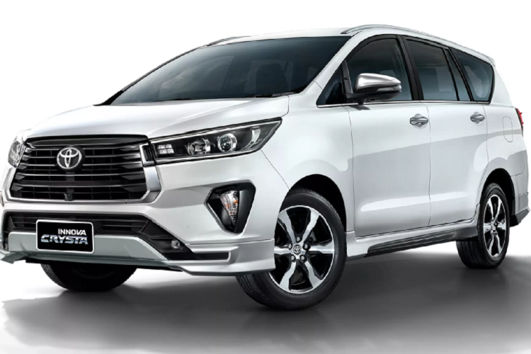 Toyota Thái Lan giới thiệu Innova 2021 mới, hai phiên bản Crystal cao cấp sử dụng động cơ dầu 2.8L:  giá xe Toyota Innova Crysta 2021 2.8 Premium AT là 1.429.000 bath (1,066 tỷ đồng); Toyota Innova Crysta 2021 2.8 Crysta AT 1.279.000 bath (955 triệu đồng); Toyota Innova lắp máy dầu chắc chắn vẫn còn xa lạ với nhiều bác oser, tuy nhiên ở nhiều thị trường khác như Thái Lan, Indonesia hay Ấn Độ thì dòng xe Toyota Innova đã được trang bị máy dầu từ lâu.