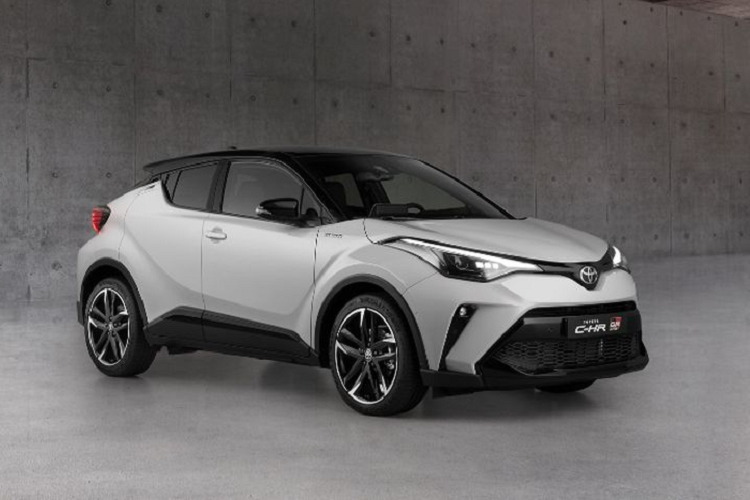  Toyota C-HR GR Sport 2021 mới sở hữu khá nhiều tính năng độc quyền từ trong ra ngoài, cũng như hệ thống lái và hệ thống treo được điều chỉnh để cải thiện cảm giác lái.