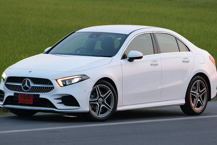 Cụ thể hơn,  Mercedes-Benz A-Class sedan 2021 mới tại Thái Lan sắp tới sẽ được lắp ráp tổng cộng 2 phiên bản: A 200 Progressive Tiêu chuẩn; A 200 AMG Dynamic với gói trang bị ngoại thất thể thao.