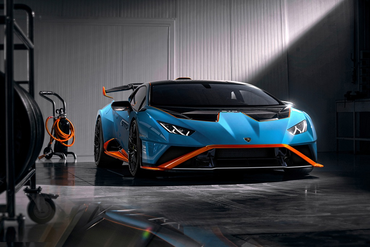  Lamborghini Huracan STO 2021 mới được lấy cảm hứng mạnh mẽ từ đàn anh - chiếc xe đua Huracan Super Trofeo EVO và xe đua Huracan GT3. Siêu xe vẫn trang bị động cơ hút khí tự nhiên cấu hình máy V10 5.2L cho công suất 631 mã lực và momen xoắn cực đại 565Nm ở 6.500 vòng/phút.