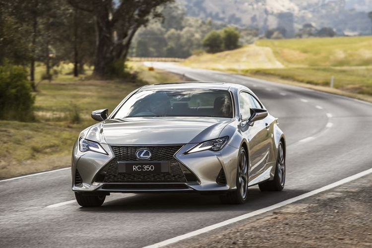 Một trong những điểm mới lạ đáng chú ý trên  Lexus RC 2021 mới là phần mềm điều khiển thích ứng mới cho hộp tự động 8 cấp được trang bị tiêu chuẩn cho cả RC 300 và RC 350. Nhờ đó, hộp số sẽ có được khả năng chuyển số nhanh nhẹn, chính xác hơn, đồng thời giúp cải thiện hiệu quả sử dụng nhiên liệu cũng như tối ưu cảm giác lái thể thao khi cần thiết.