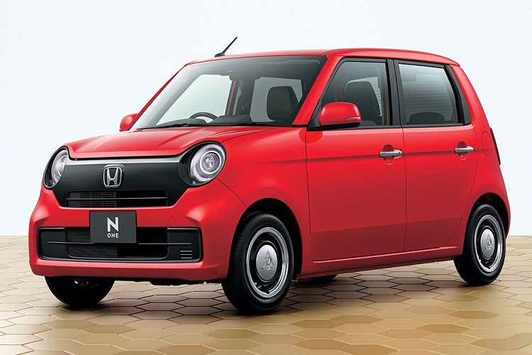 Mới đây, hãng Honda đã chính thức vén màn thế hệ thứ hai của mẫu xe kei car N-One tại thị trường Nhật Bản. Bên ngoài,  Honda N-One 2021 mới không có gì thay đổi so với trước nhưng hãng Honda khẳng định là mẫu xe "hộp diêm" này đã trở nên thông minh hơn và an toàn hơn. So với thế hệ cũ, xe chỉ thay đổi nhẹ ở thiết kế đầu và đuôi xe. Theo đó, dải màu đen nằm giữa đèn pha trên đầu xe giờ đây được thiết kế dày dặn hơn trong khi hốc gió trung tâm trên cản trước mở rộng ra.